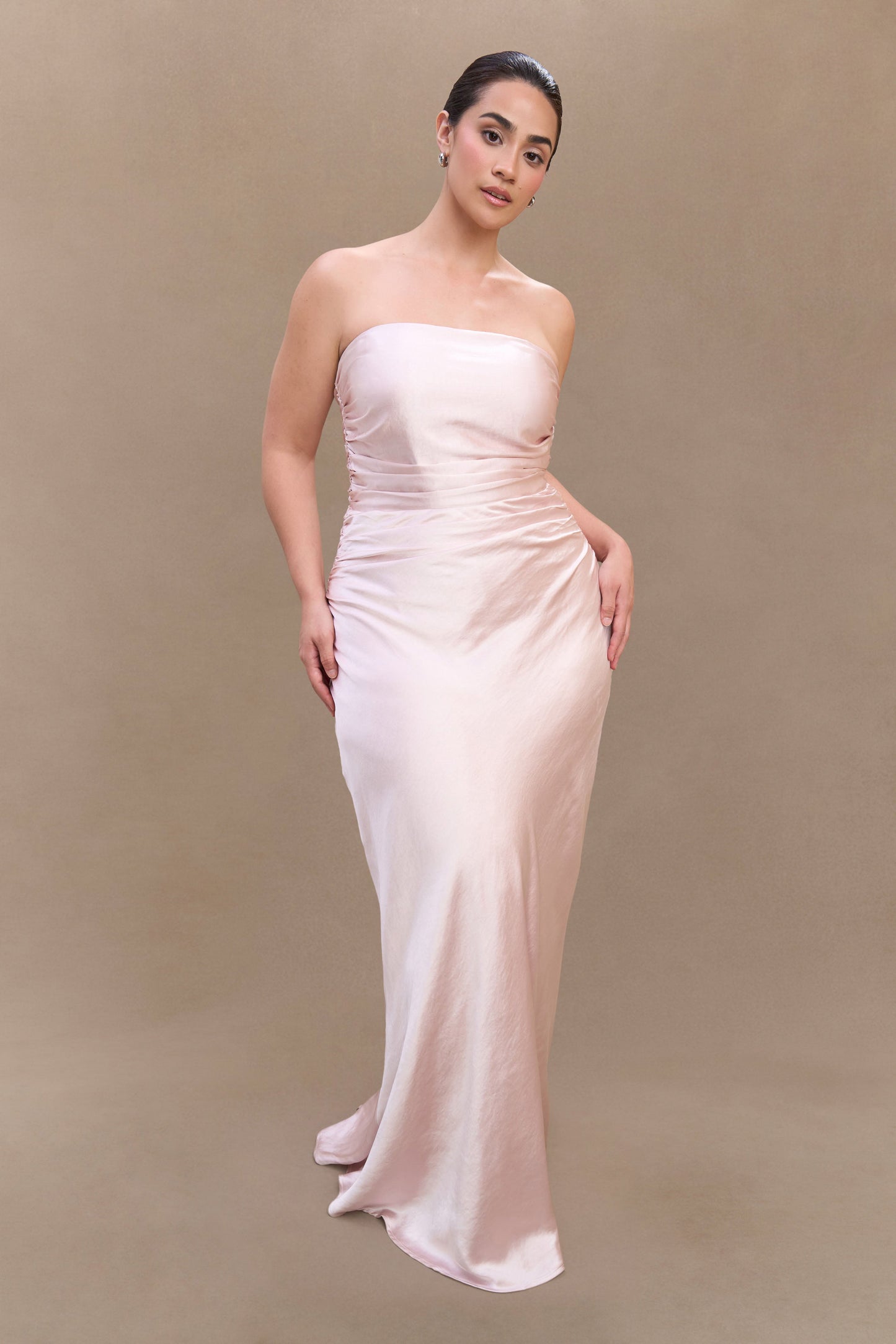 Robe longue satinée sans bretelles Cedar - Rose clair
