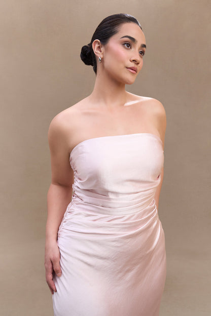 Robe longue satinée sans bretelles Cedar - Rose clair