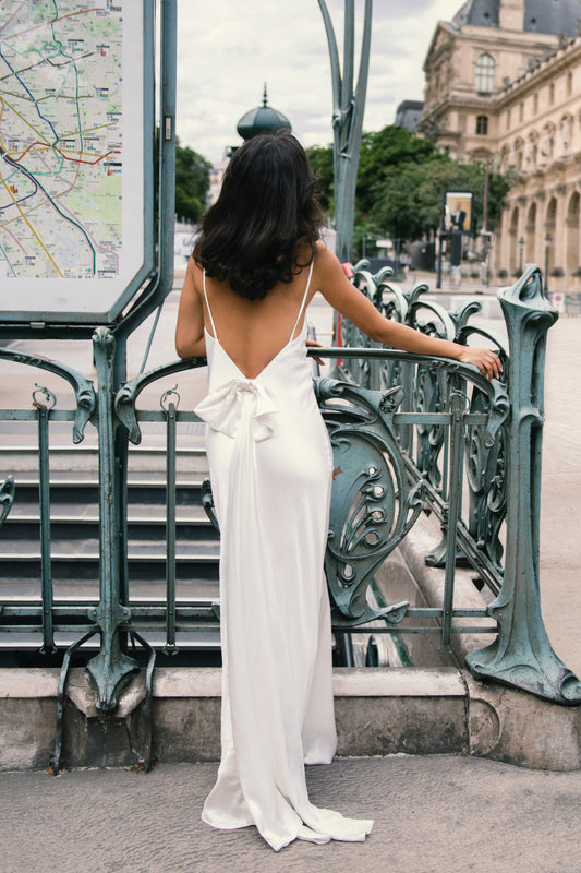 Robe Maxi Kailey à Décolleté dans le Dos avec Traîne à Ruban Amovible - Blanc