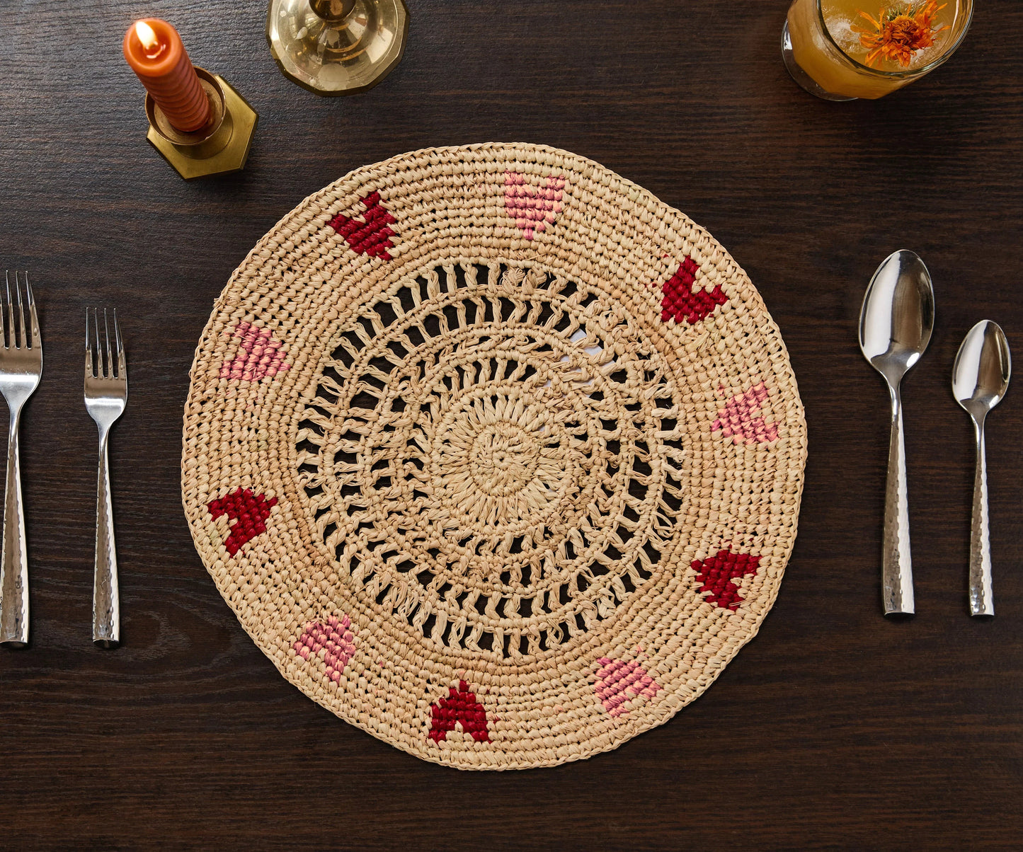 Set de table en raphia tissé à la main avec cœurs rouges et roses – Décoration de table artisanale