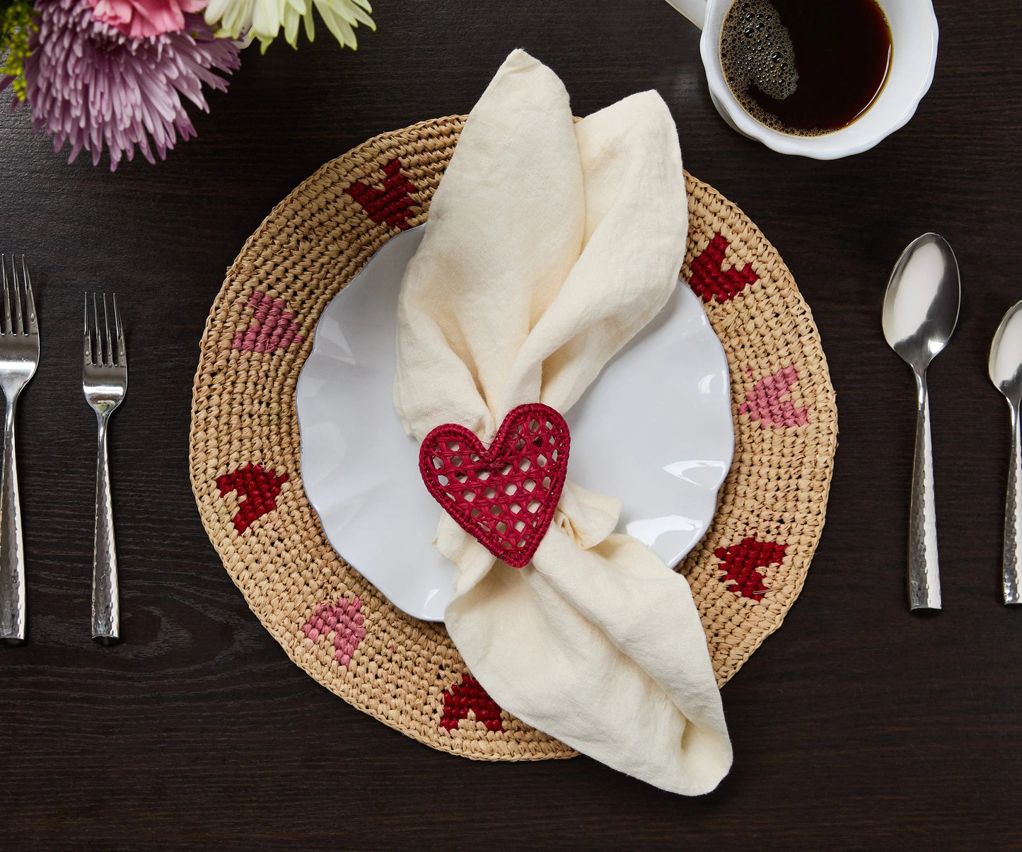 Set de table en raphia tissé à la main avec cœurs rouges et roses – Décoration de table artisanale
