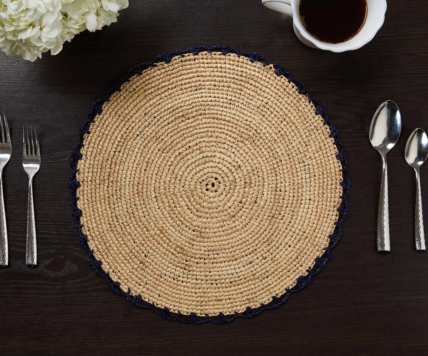Set de table tissé à la main en raphia tressé bleu Aura - Décoration de table rustique