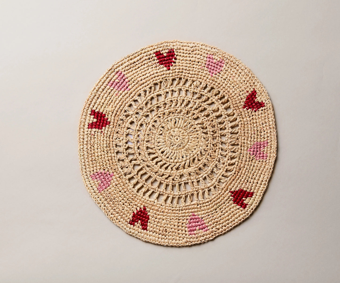 Set de table en raphia tissé à la main avec cœurs rouges et roses – Décoration de table artisanale