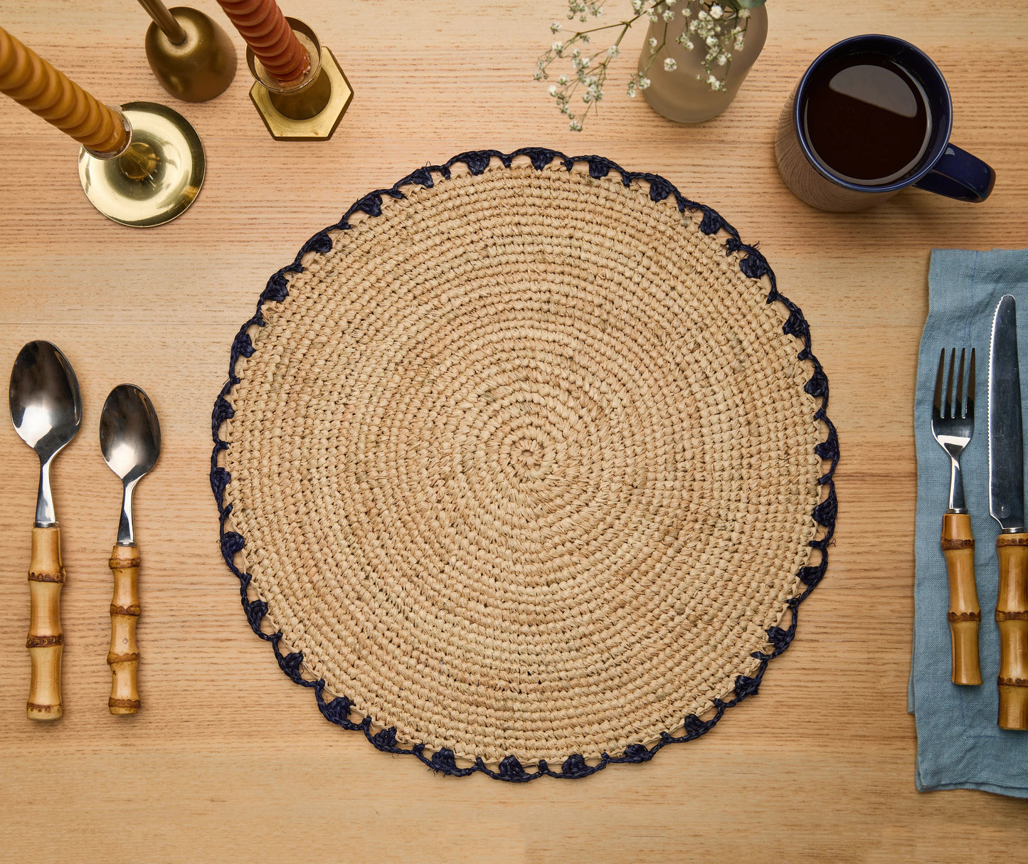 Set de table tissé à la main en raphia tressé bleu Aura - Décoration de table rustique