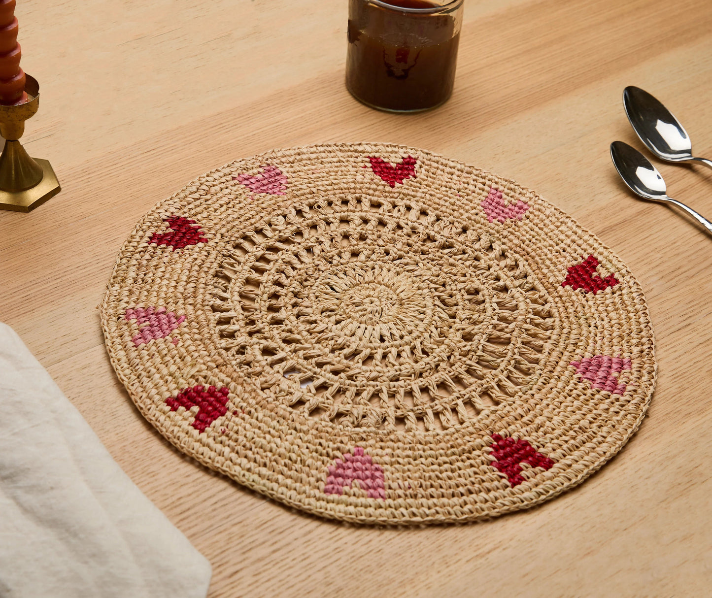 Set de table en raphia tissé à la main avec cœurs rouges et roses – Décoration de table artisanale
