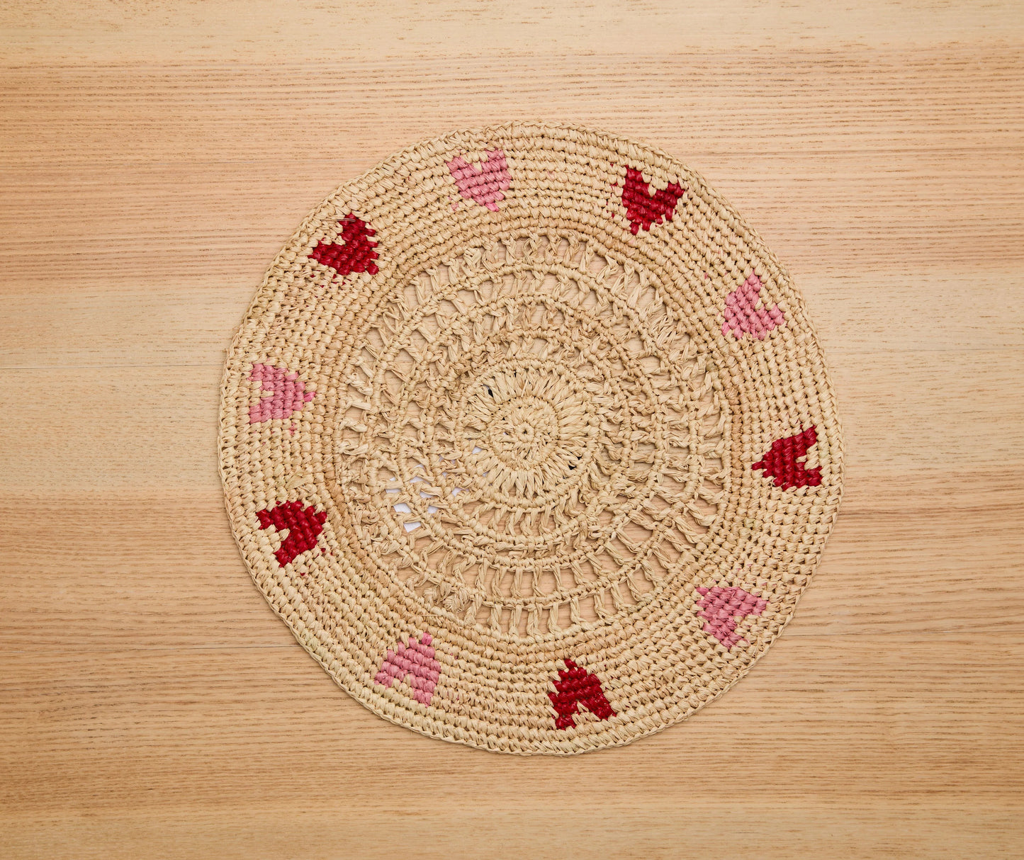 Set de table en raphia tissé à la main avec cœurs rouges et roses – Décoration de table artisanale