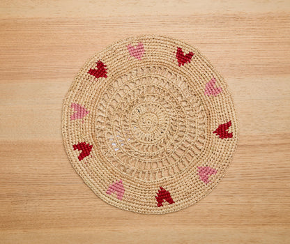 Set de table en raphia tissé à la main avec cœurs rouges et roses – Décoration de table artisanale