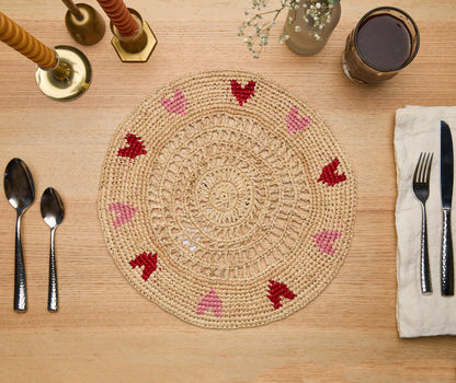 Set de table en raphia tissé à la main avec cœurs rouges et roses – Décoration de table artisanale