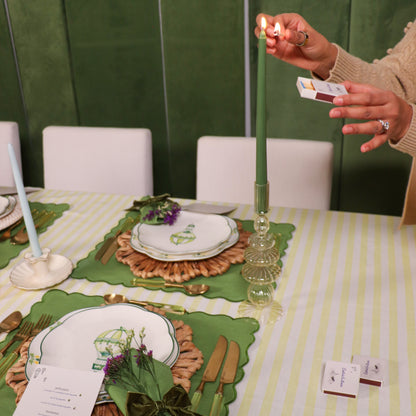 Bougie conique extra haute vert pin (1 boîte de 25 bougies)