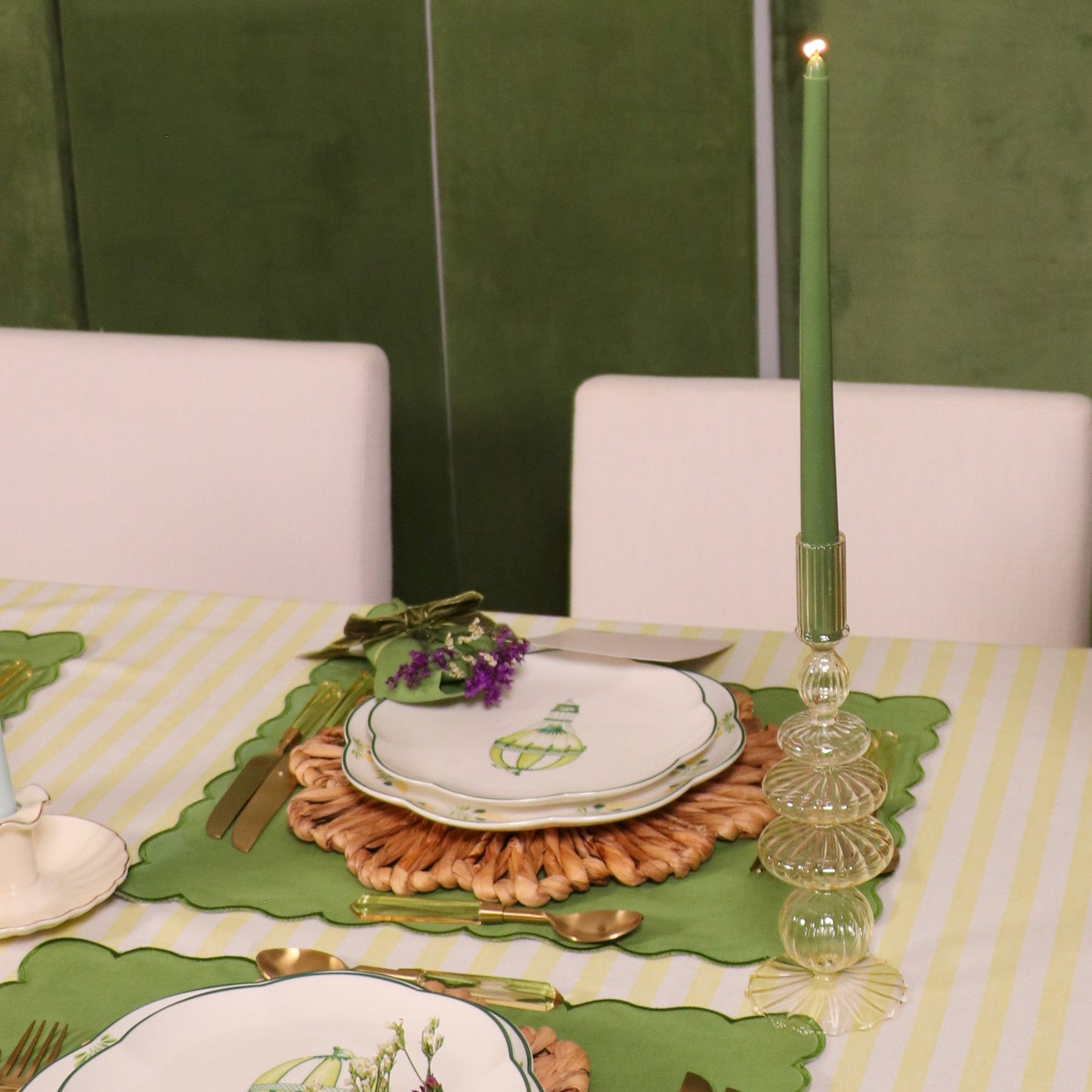 Bougie conique extra haute vert pin (1 boîte de 25 bougies)