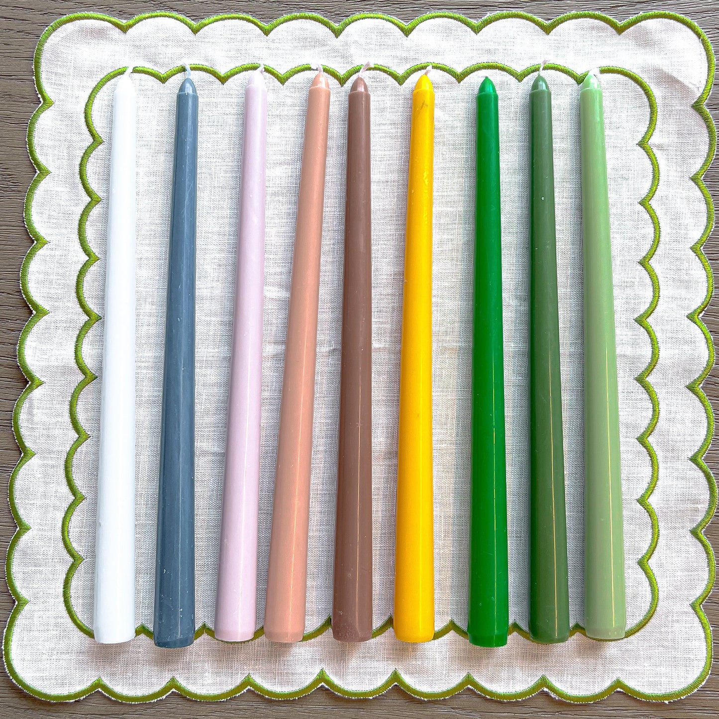 Bougie conique extra haute vert pin (1 boîte de 25 bougies)