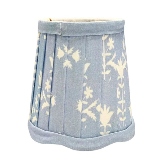 Abat-jour floral bleu et blanc avec bord festonné