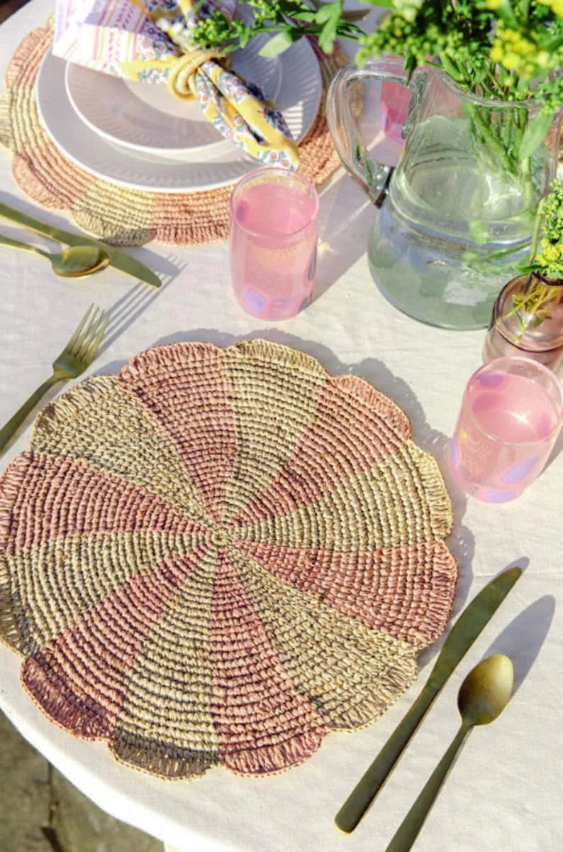 Set de table Pinwheel rose, plateau en raphia