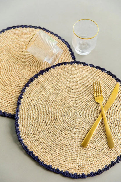 Set de table tissé à la main en raphia tressé bleu Aura - Décoration de table rustique