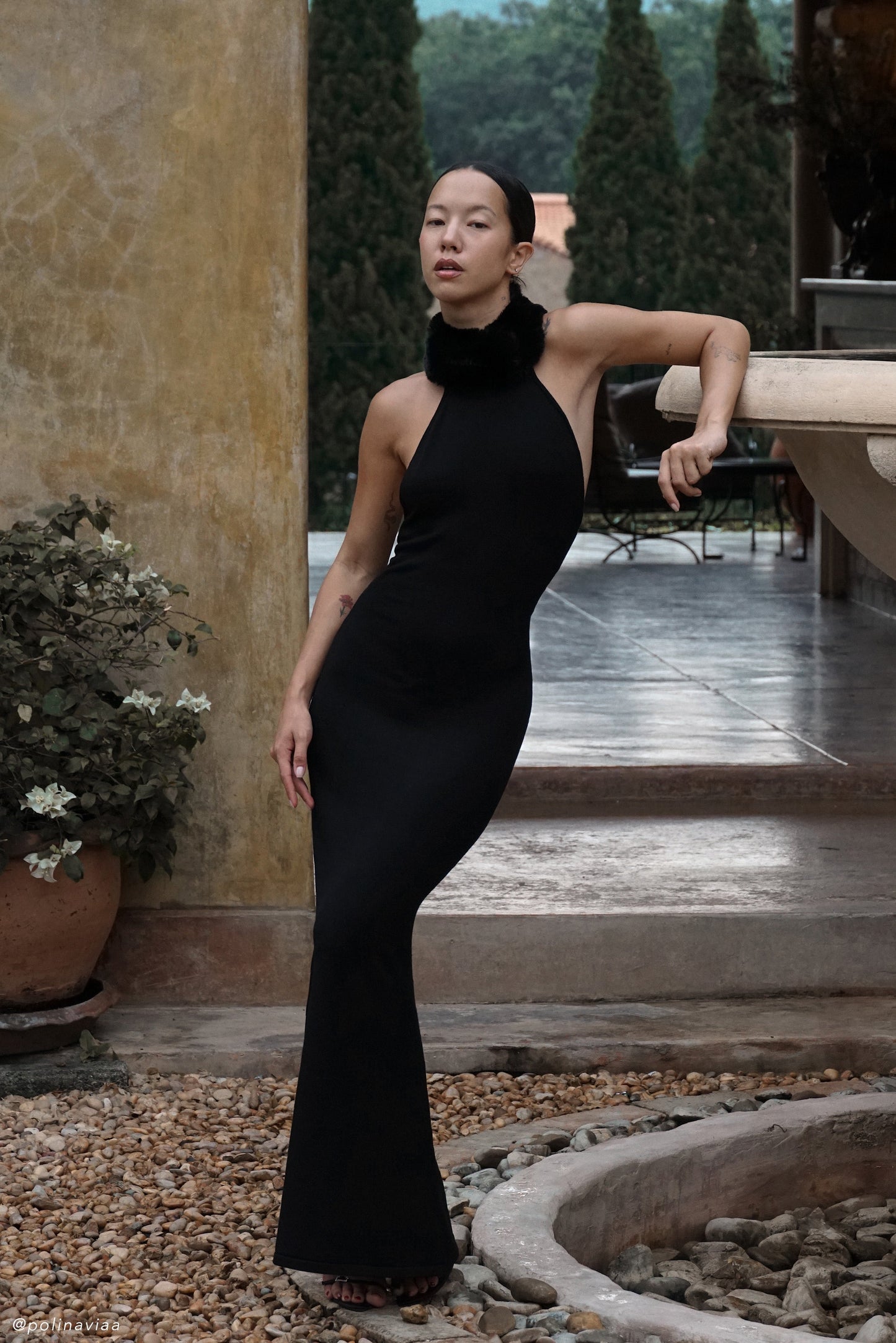 Elva Robe Maxi Tricotée à Manches Croisées avec Fausse Fourrure - Noir