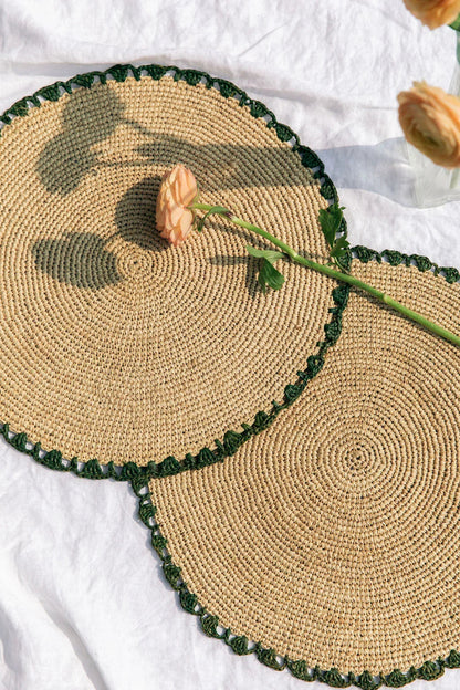 Set de table Aura Green edge, plateau en raphia tissé