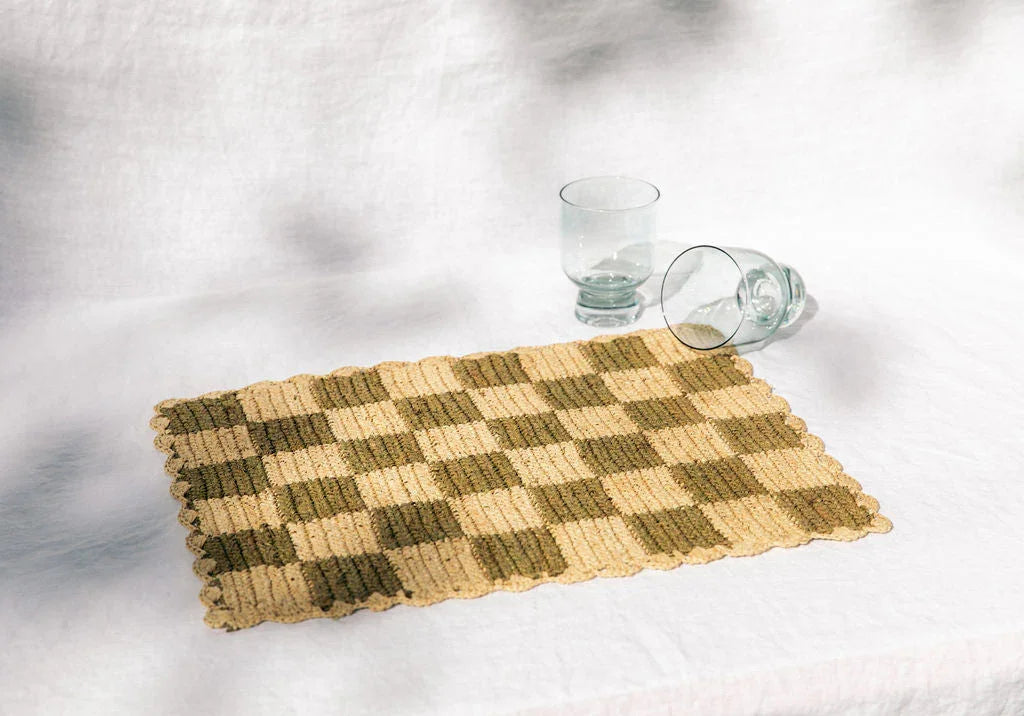 Set de table à carreaux verts, plateau rectangulaire en raphia