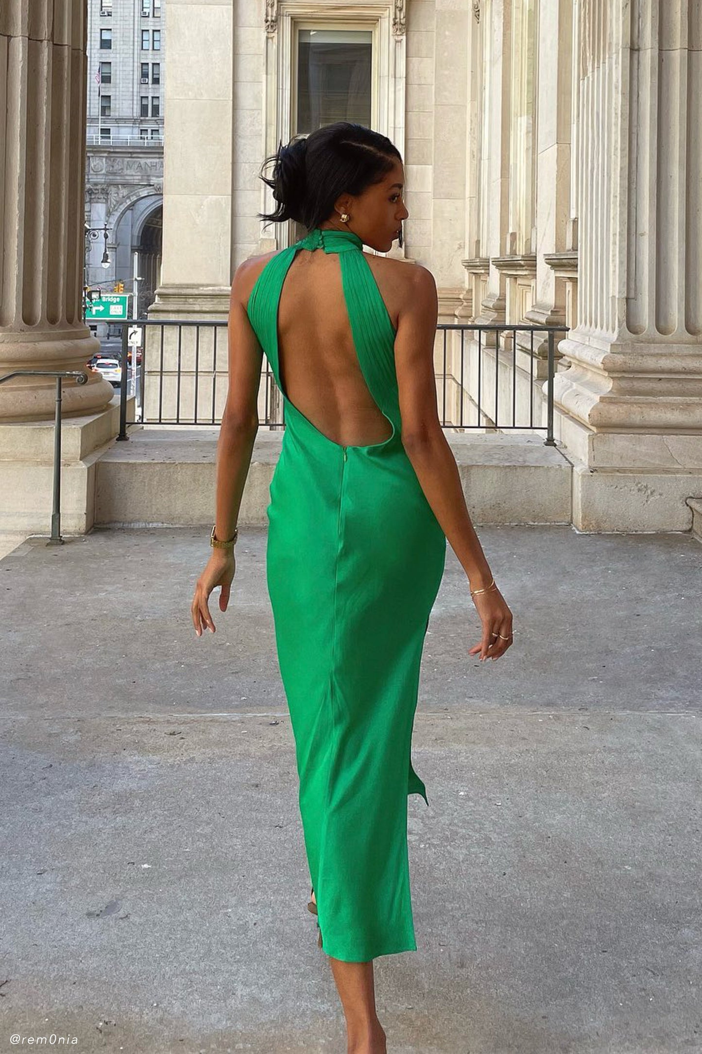Claire Robe Maxi en Satin avec Décolleté Croisé et Fente - Verte