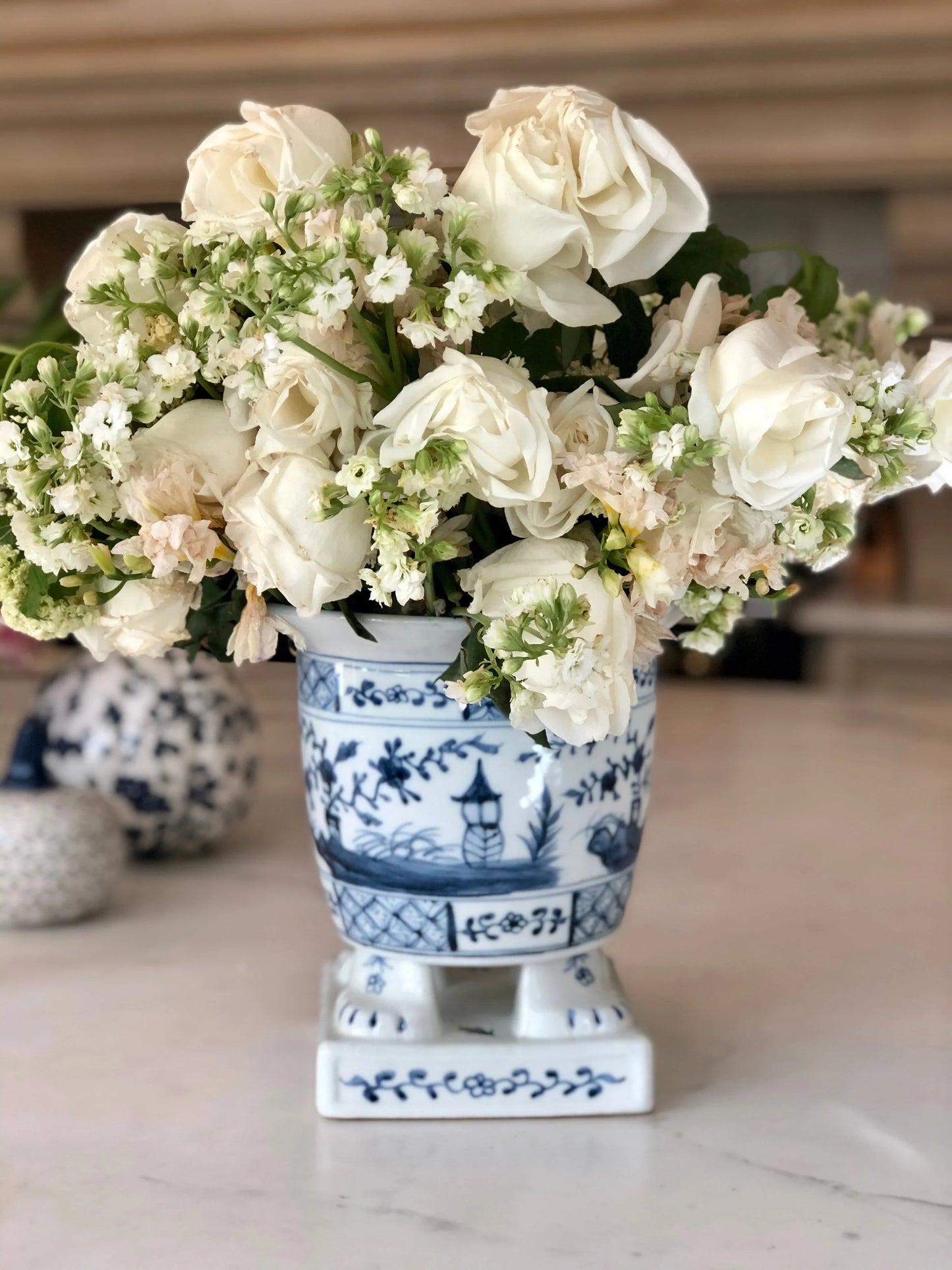 Jardinière sur pied bleu foncé et blanche avec motif de scène de village