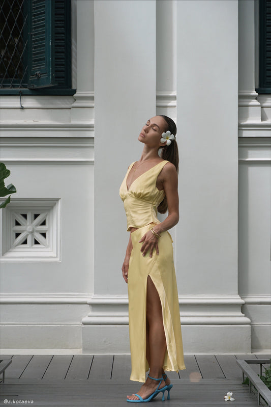 Jupe midi en satin Edie avec nœud - Jaune